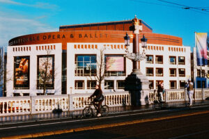 Staged kiss ignored • 2025